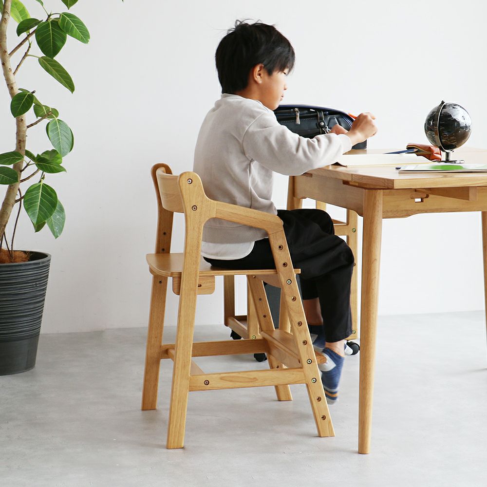 正しい姿勢を保てるダイニング学習椅子