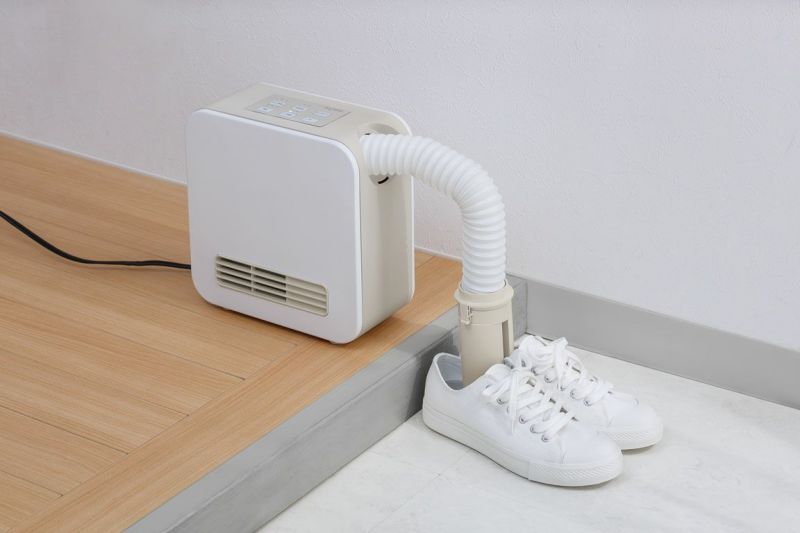 コンパクトなふとん乾燥機＆セラミックヒータ「ドライヒート」衣類・服・靴の乾燥、洗濯物の部屋干しにおすすめ！