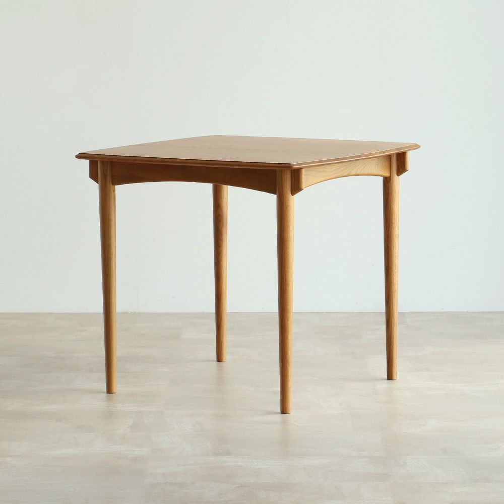 北欧テイストのダイニングテーブル