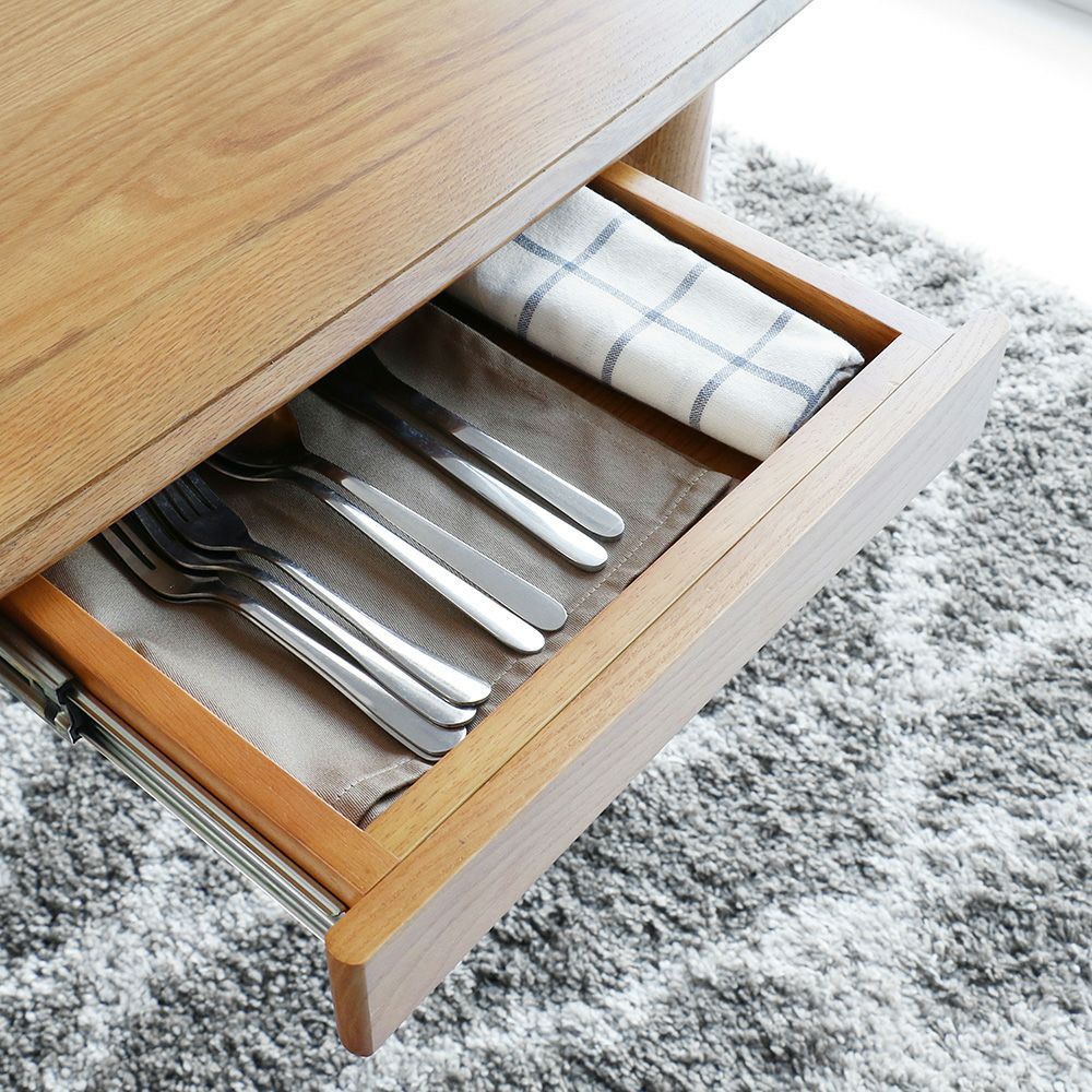 北欧テイストのダイニングテーブル