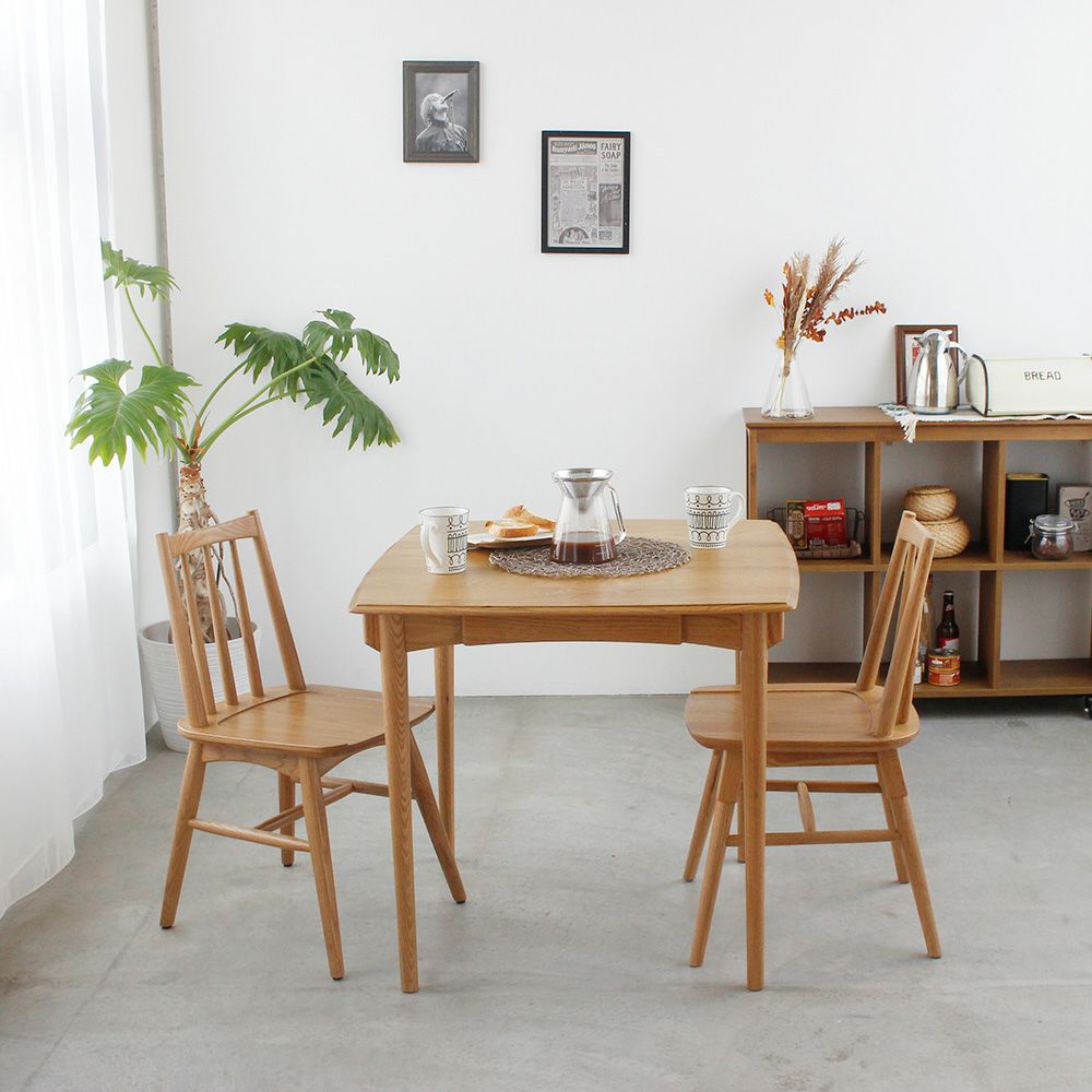 北欧テイストのダイニングテーブル