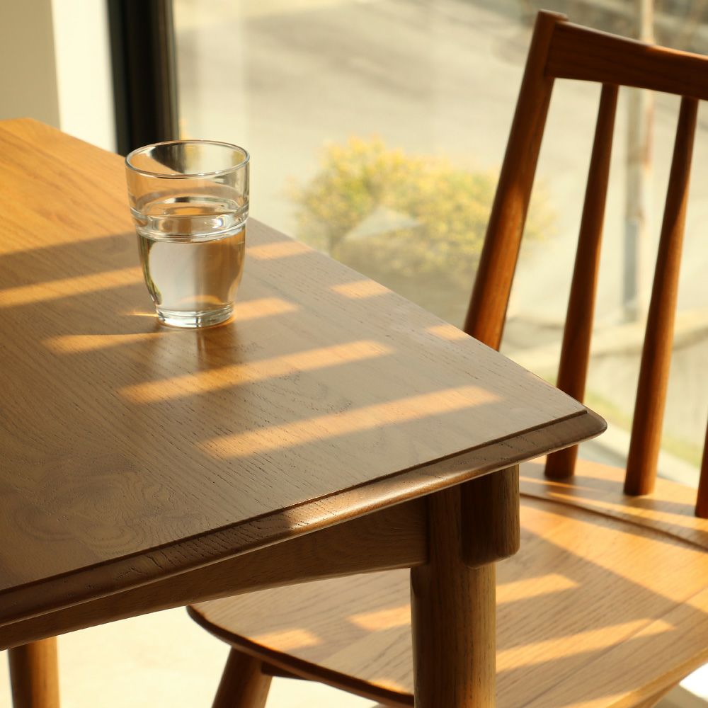 北欧テイストのダイニングテーブル