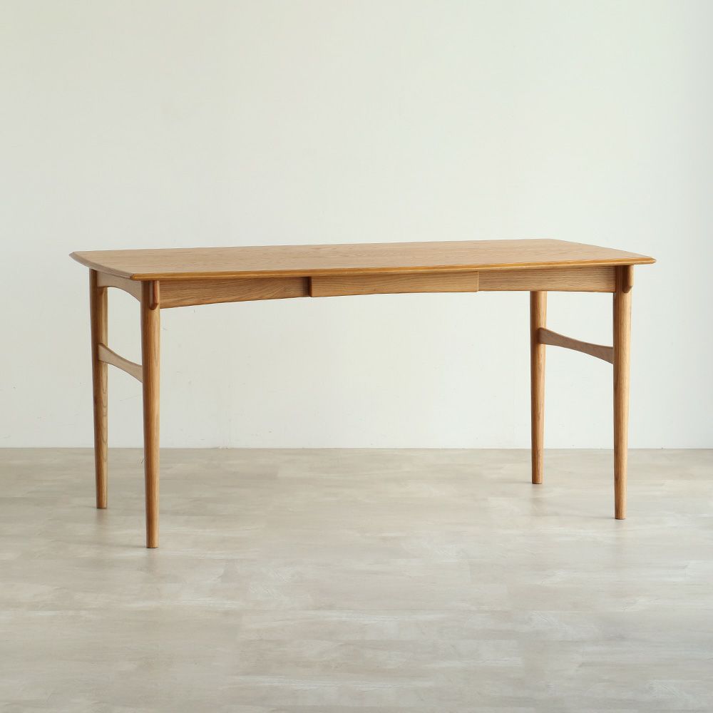 北欧テイストのダイニングテーブル