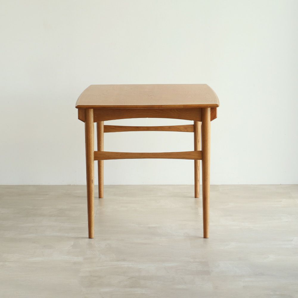 北欧テイストのダイニングテーブル