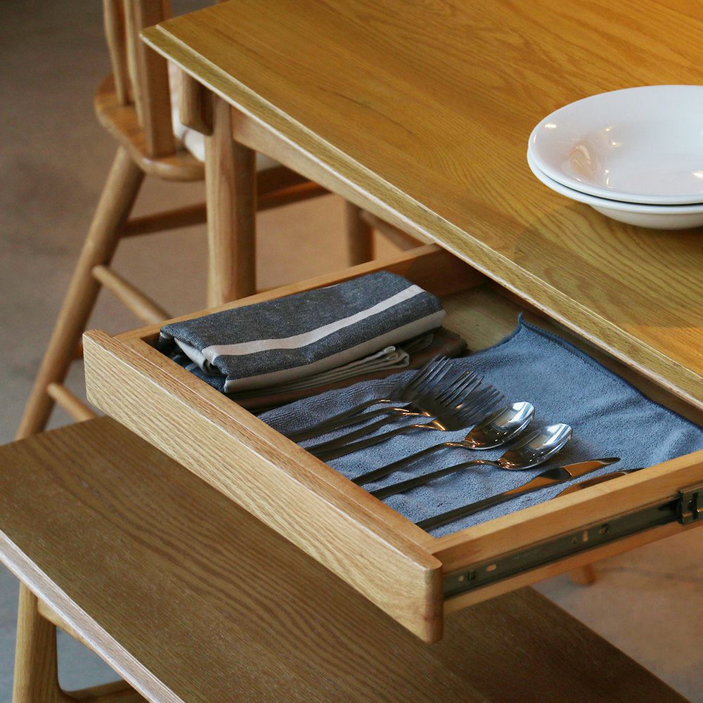 北欧テイストのダイニングテーブル