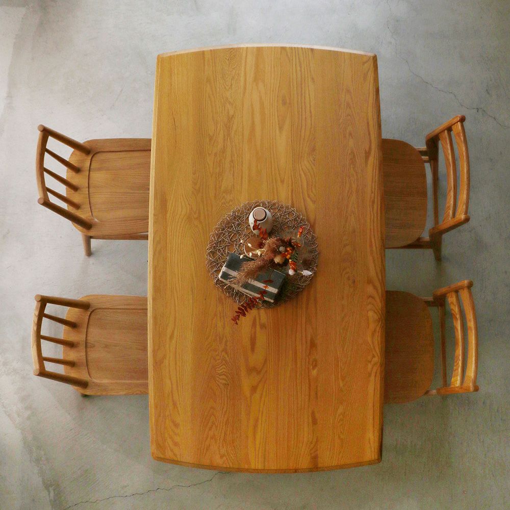 北欧テイストのダイニングテーブル