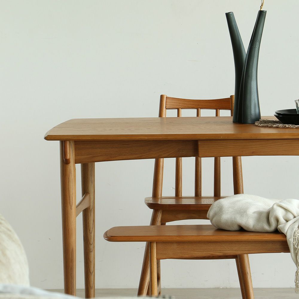 北欧テイストのダイニングテーブル