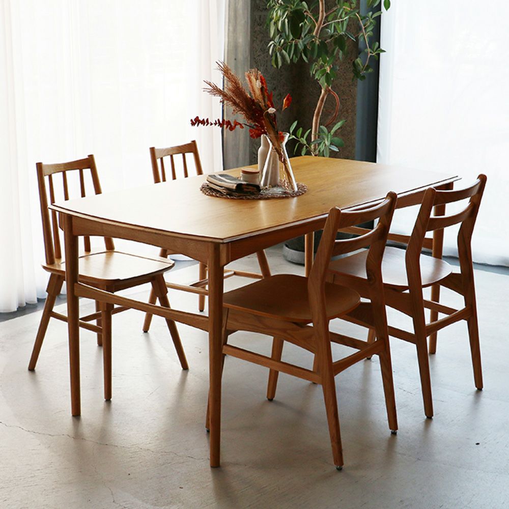 北欧テイストのダイニングテーブル