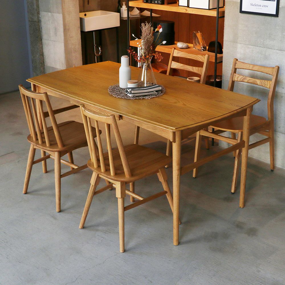 北欧テイストのダイニングテーブル