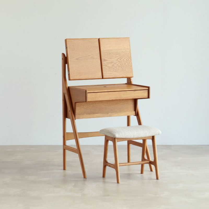 ヴィンテージテイストの三面鏡ドレッサー