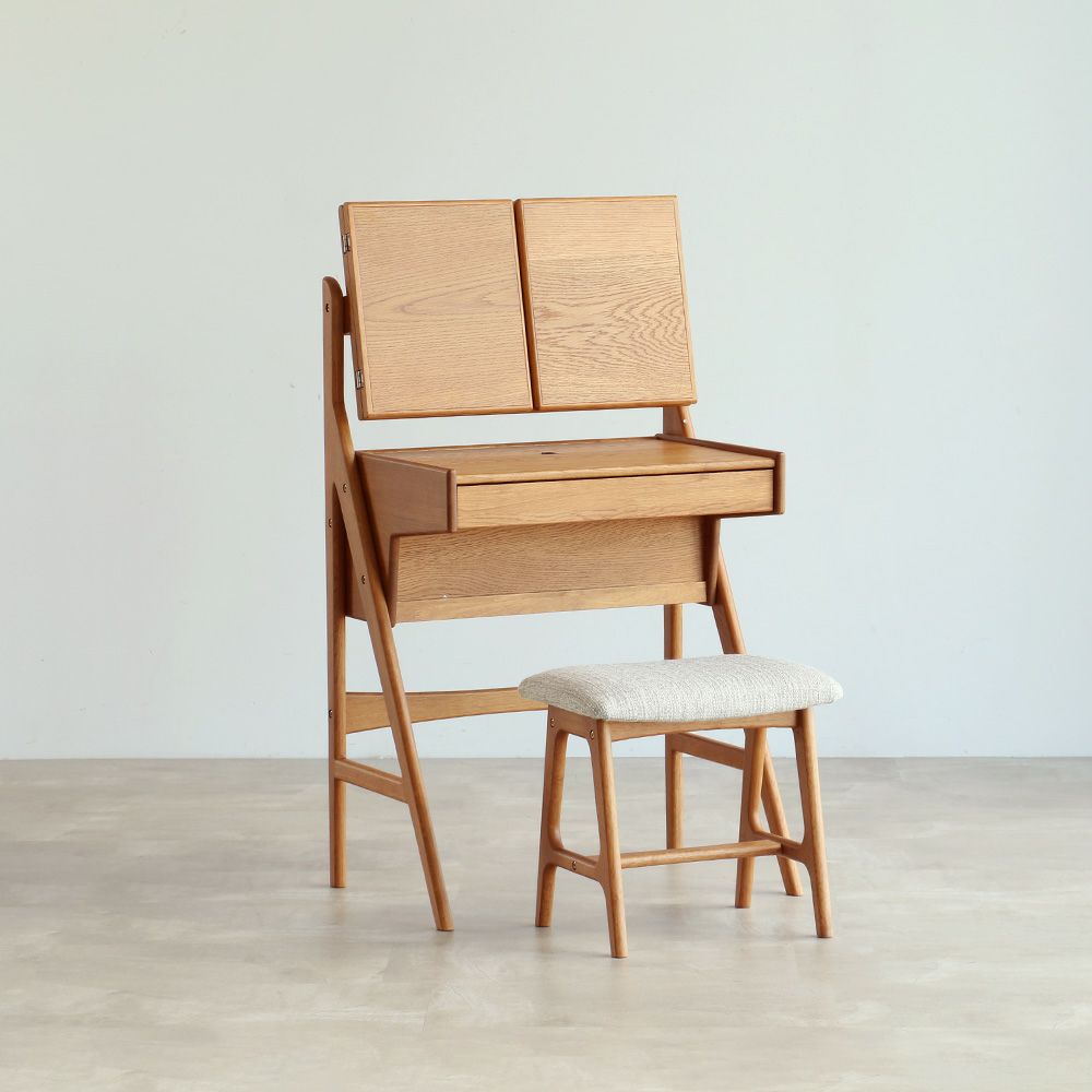 ヴィンテージテイストの三面鏡ドレッサー