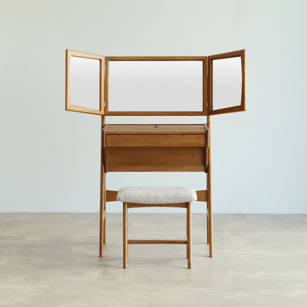 ヴィンテージテイストの三面鏡ドレッサー