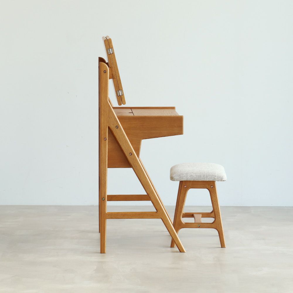 ヴィンテージテイストの三面鏡ドレッサー