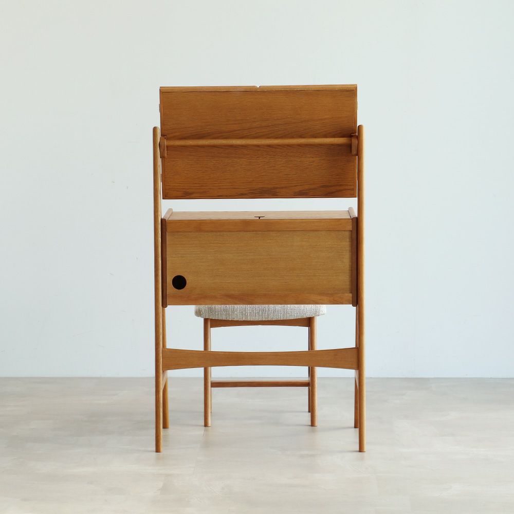 ヴィンテージテイストの三面鏡ドレッサー