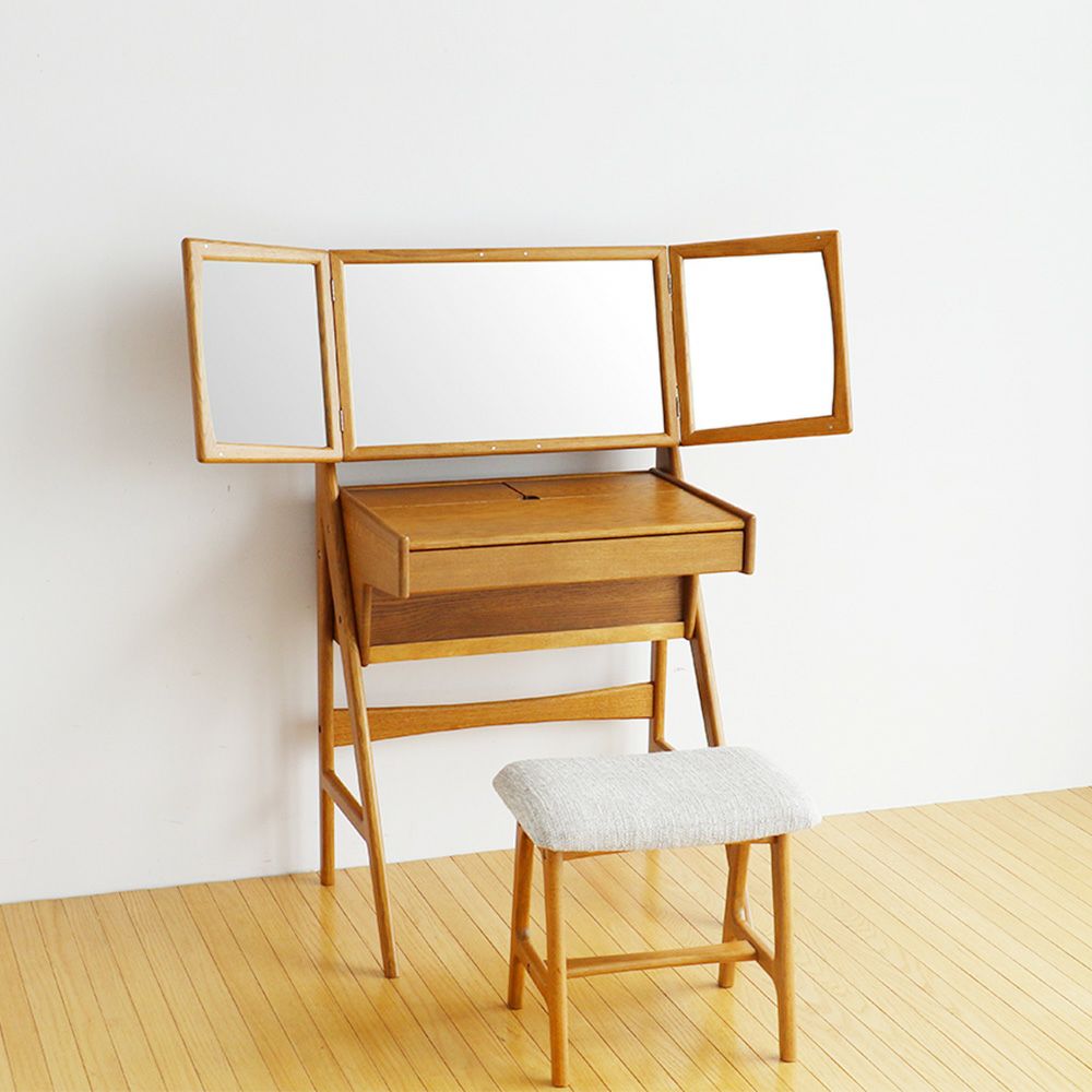 ヴィンテージテイストの三面鏡ドレッサー