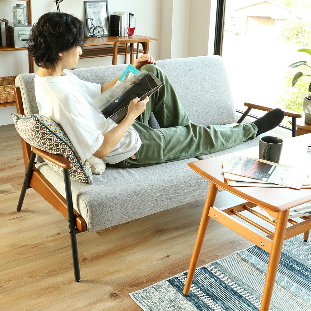 スチール脚と木製フレームの2Pソファ