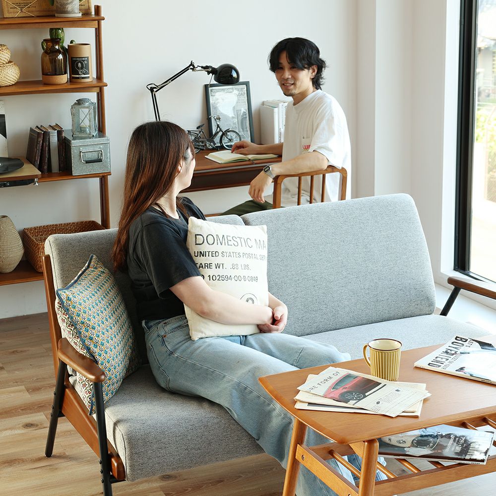 スチール脚と木製フレームの2Pソファ