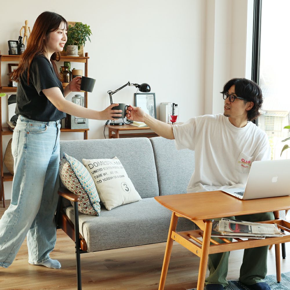 スチール脚と木製フレームの2Pソファ