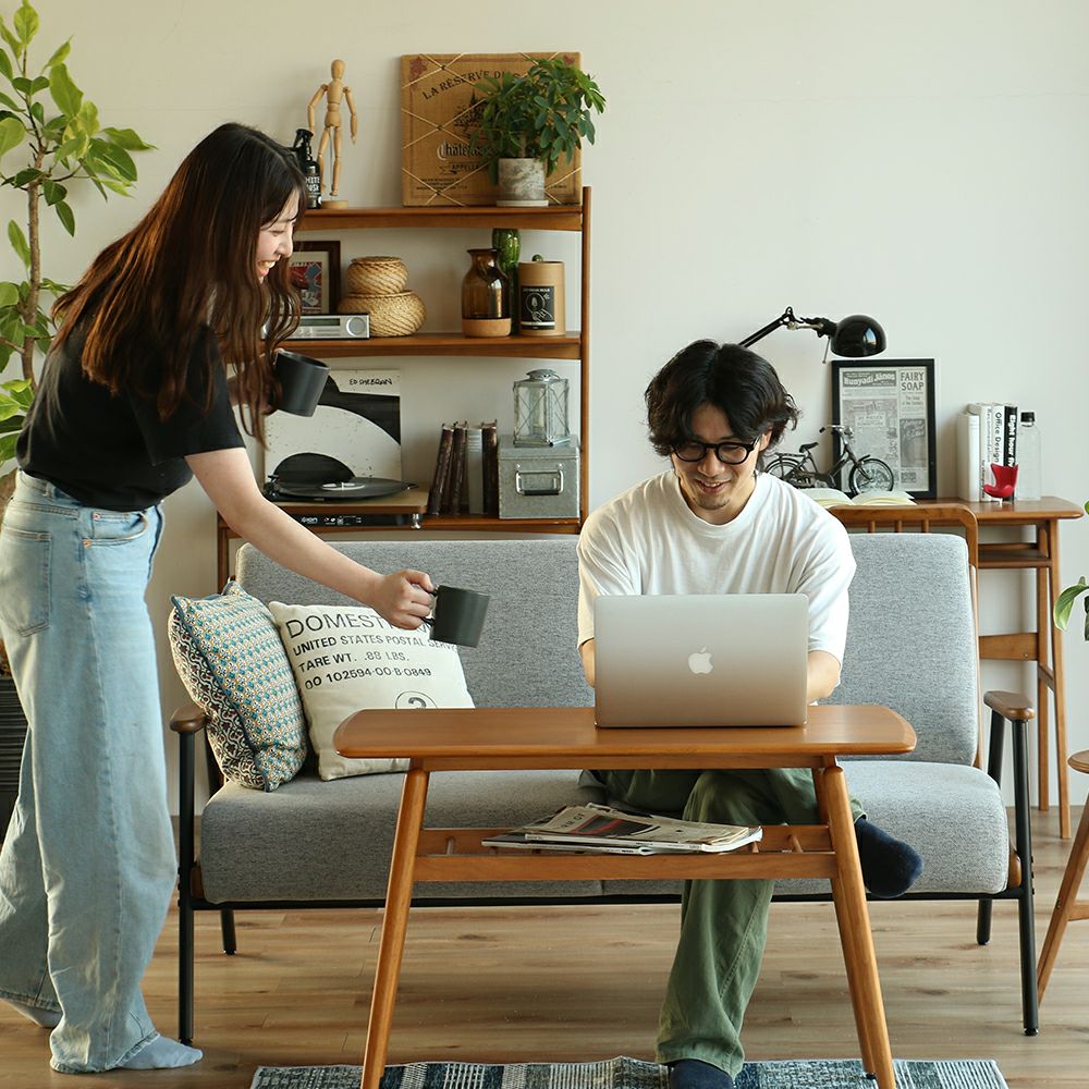 スチール脚と木製フレームの2Pソファ