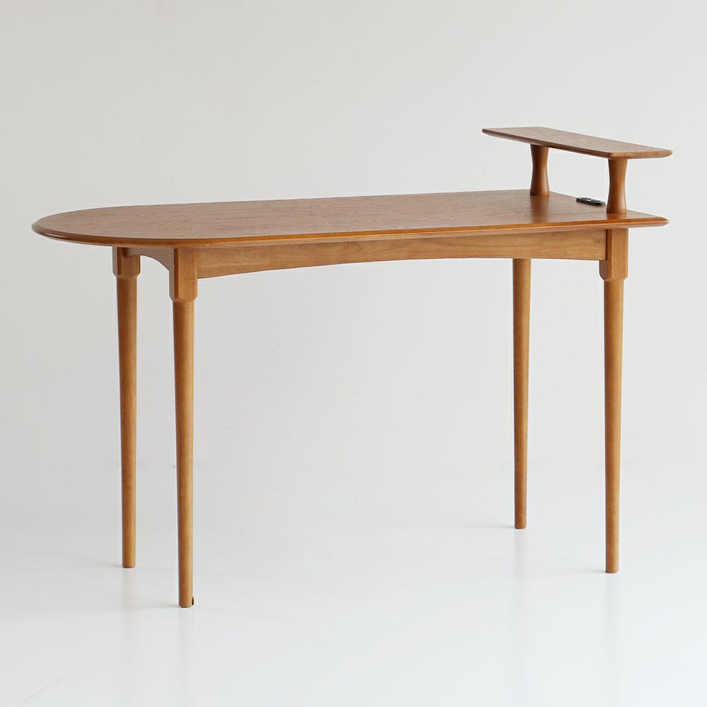 木目が美しいハーフラウンドテーブル