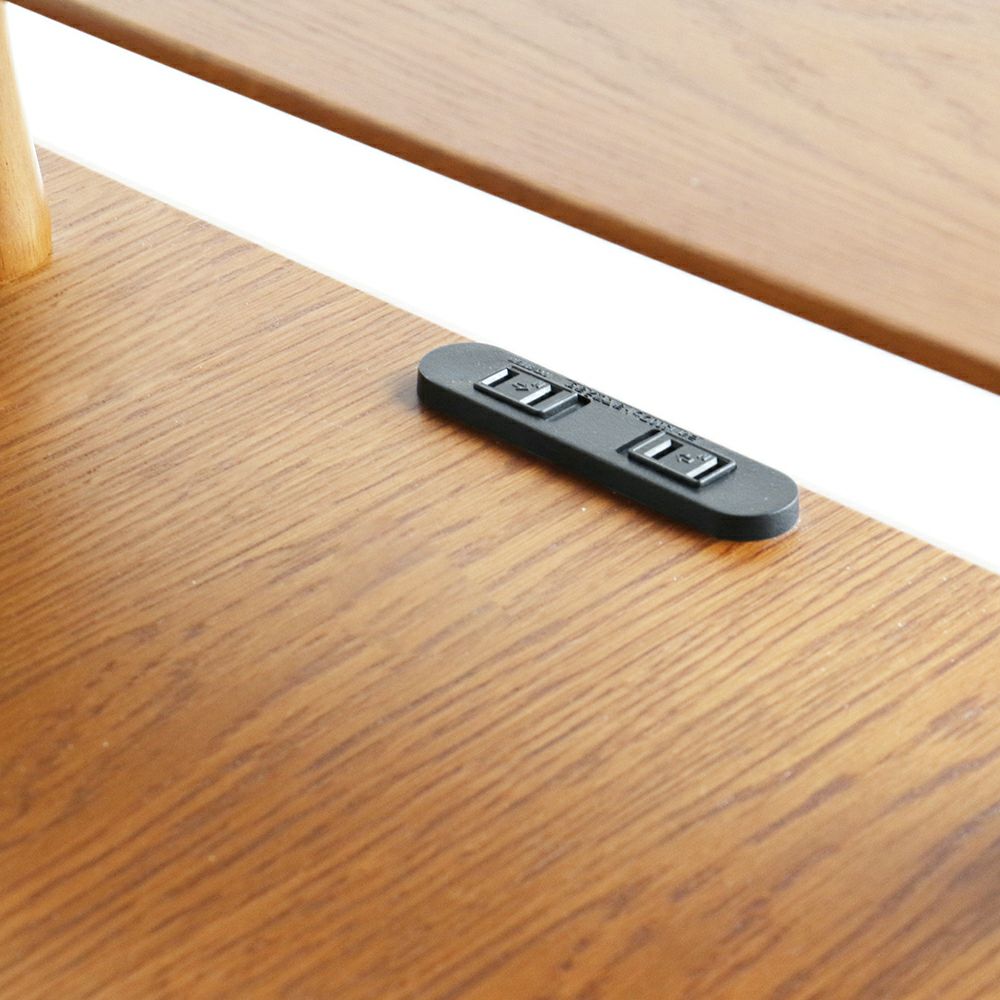 木目が美しいハーフラウンドテーブル