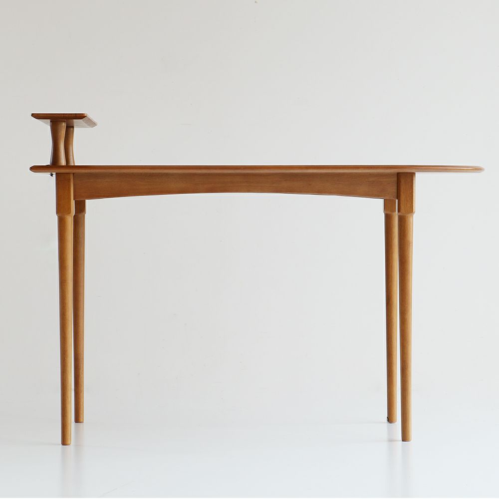 木目が美しいハーフラウンドテーブル