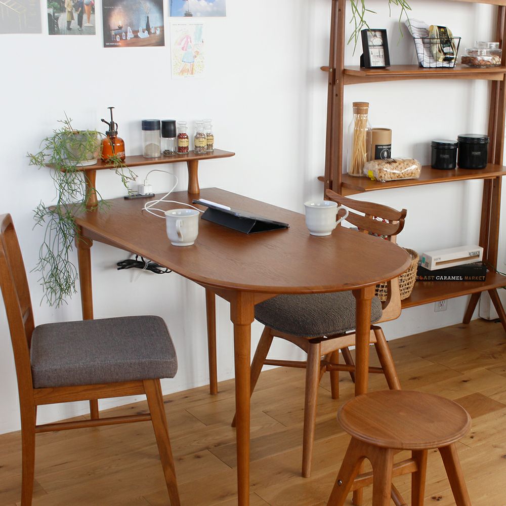 木目が美しいハーフラウンドテーブル