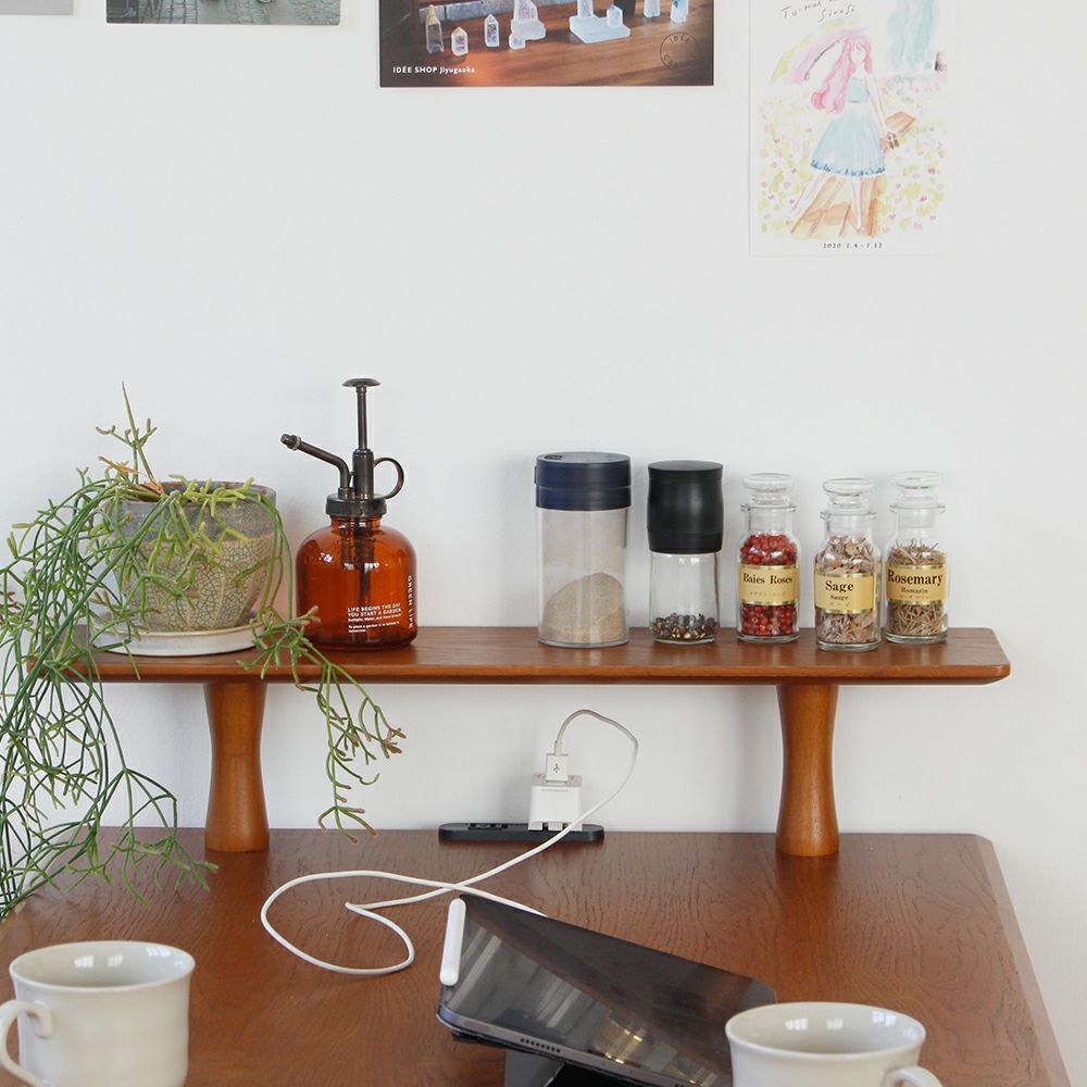 木目が美しいハーフラウンドテーブル