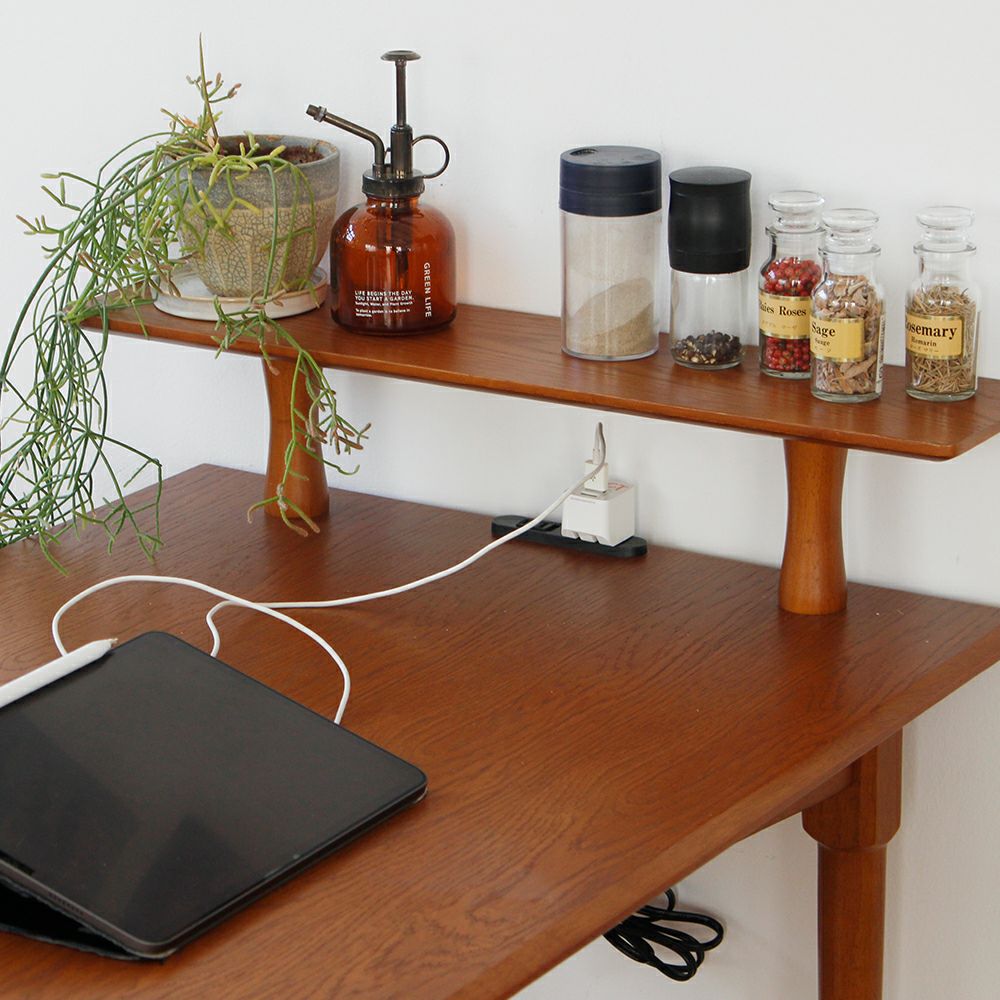 木目が美しいハーフラウンドテーブル