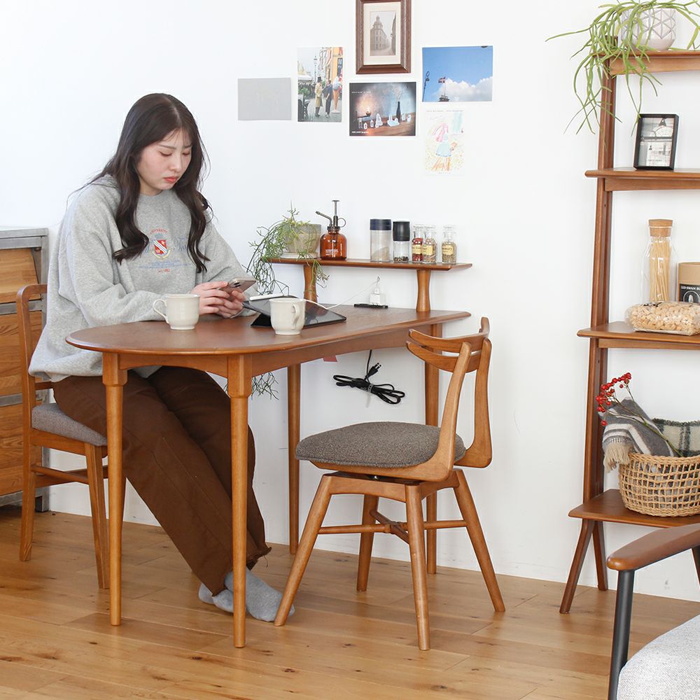 木目が美しいハーフラウンドテーブル