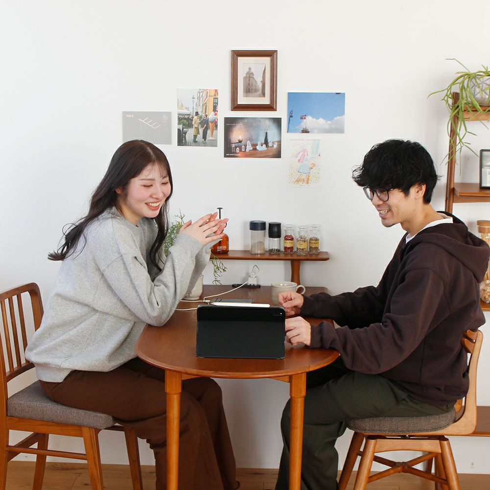 木目が美しいハーフラウンドテーブル