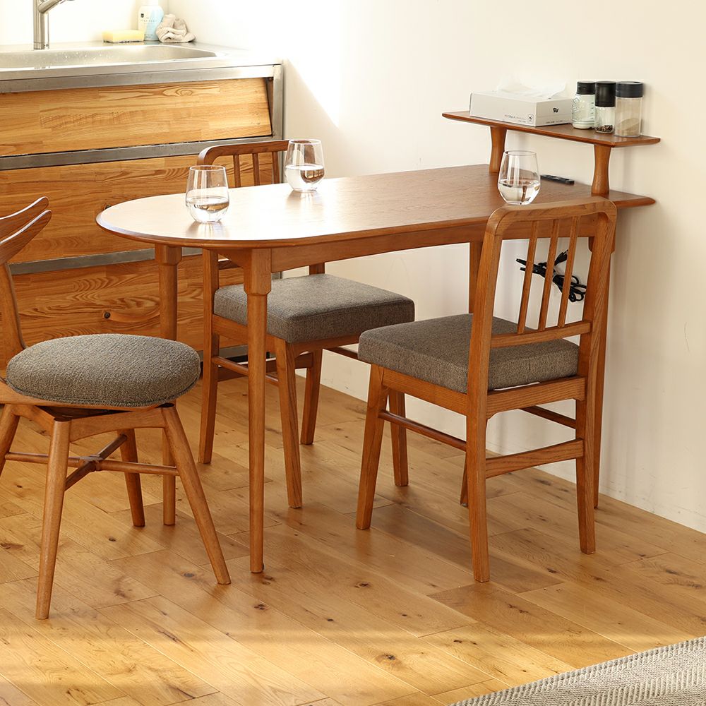 木目が美しいハーフラウンドテーブル