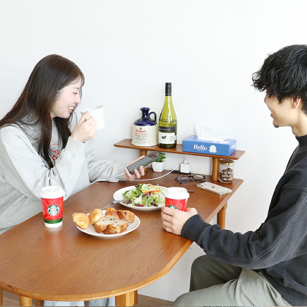 木目が美しいハーフラウンドテーブル