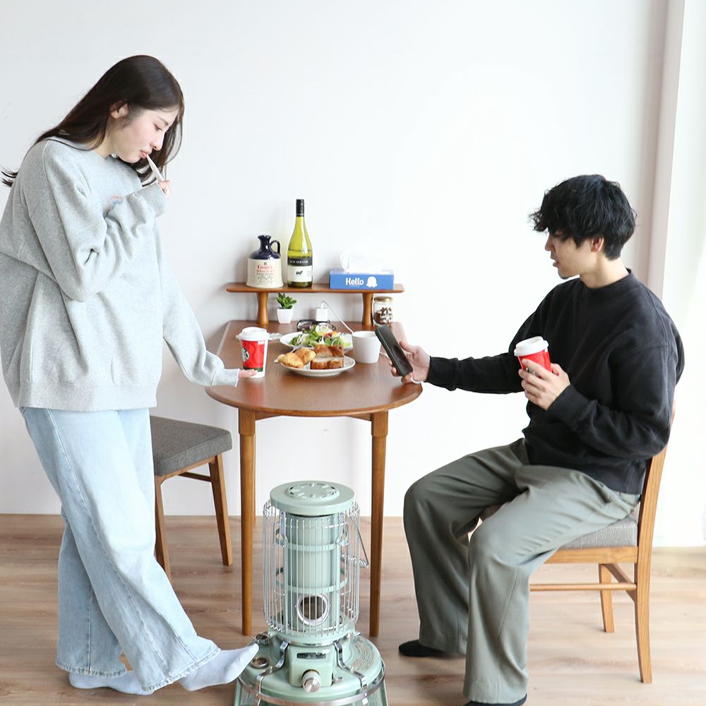 木目が美しいハーフラウンドテーブル