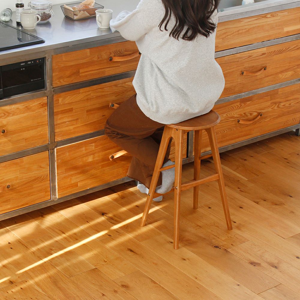 軽量なヴィンテージ風ハイスツール