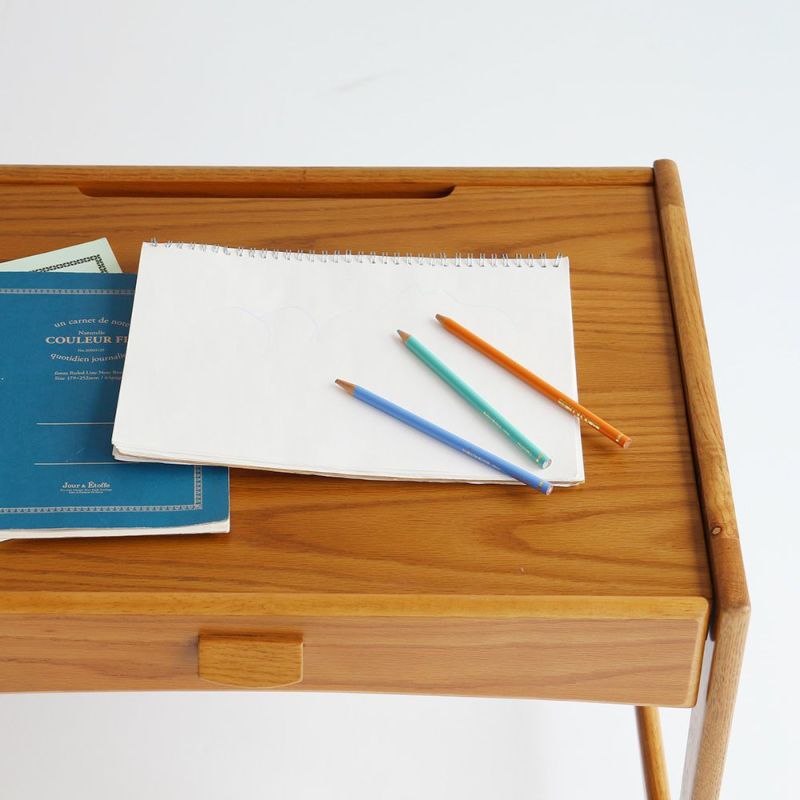 北欧テイストのキッズデスク