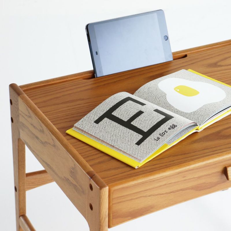 北欧テイストのキッズデスク