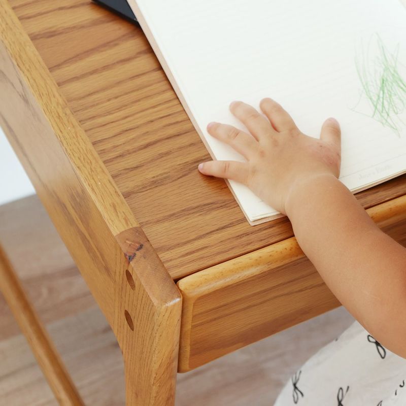 北欧テイストのキッズデスク