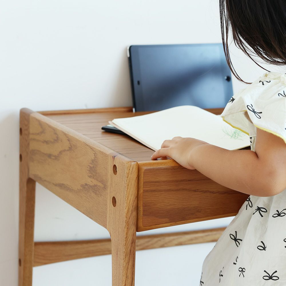 北欧テイストのキッズデスク