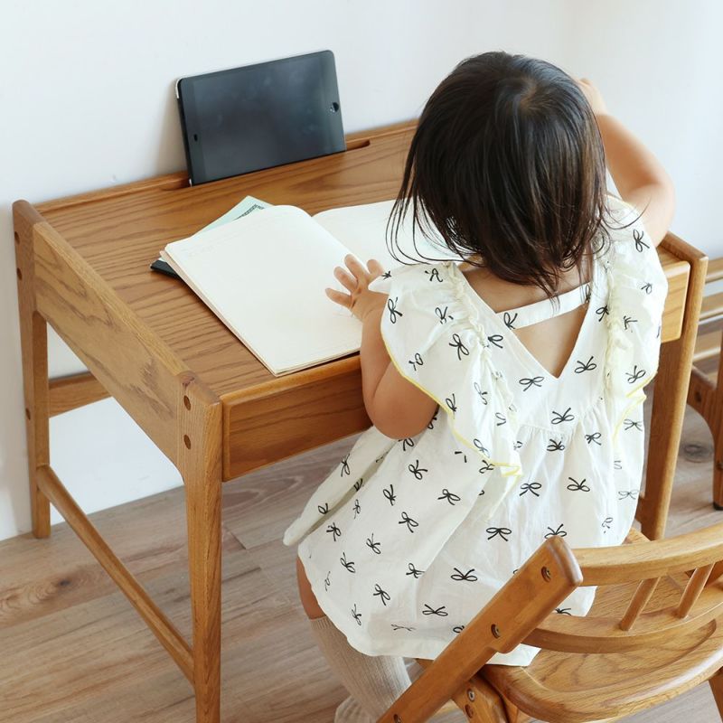 北欧テイストのキッズデスク