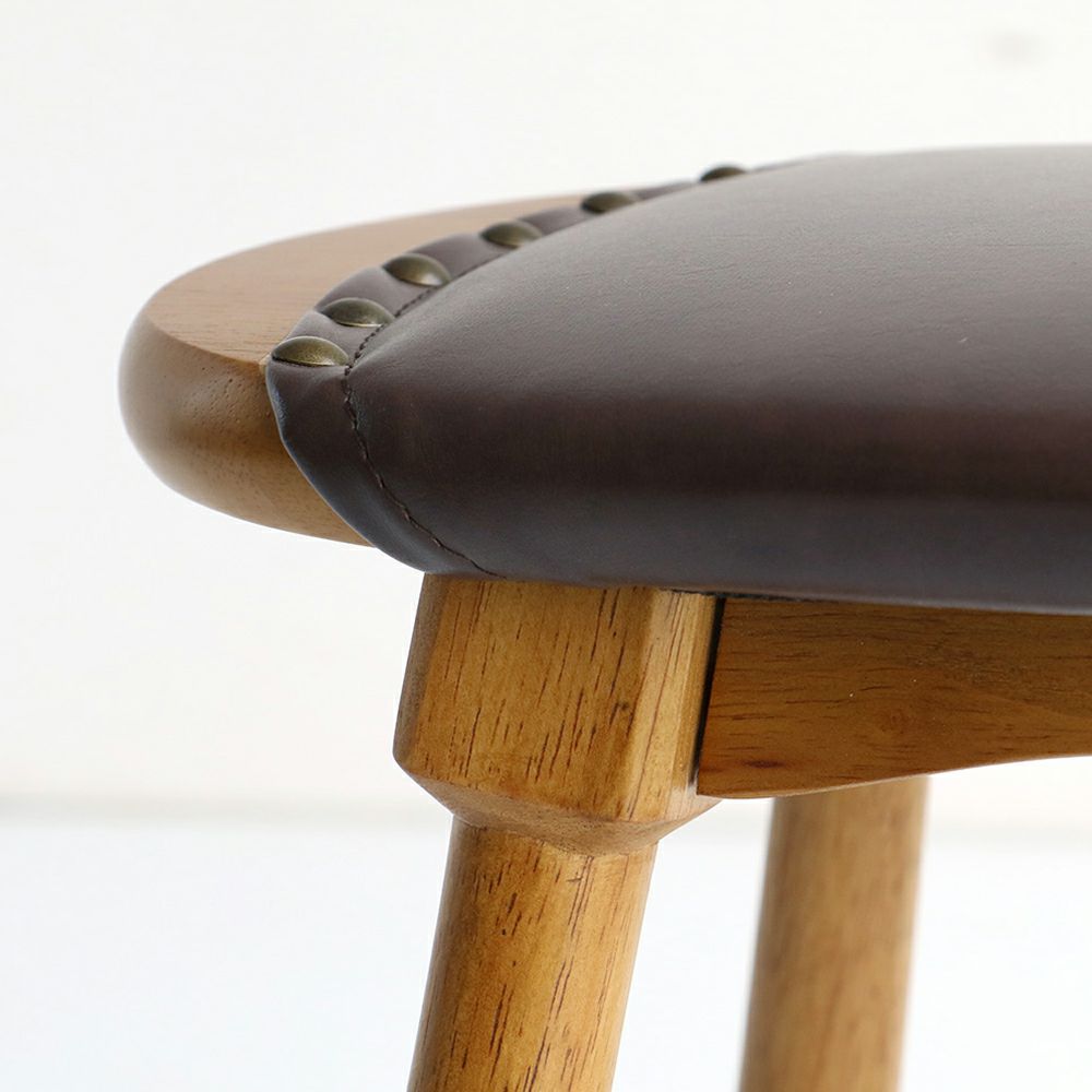 素材の風合いをそのまま楽しめるロースツール