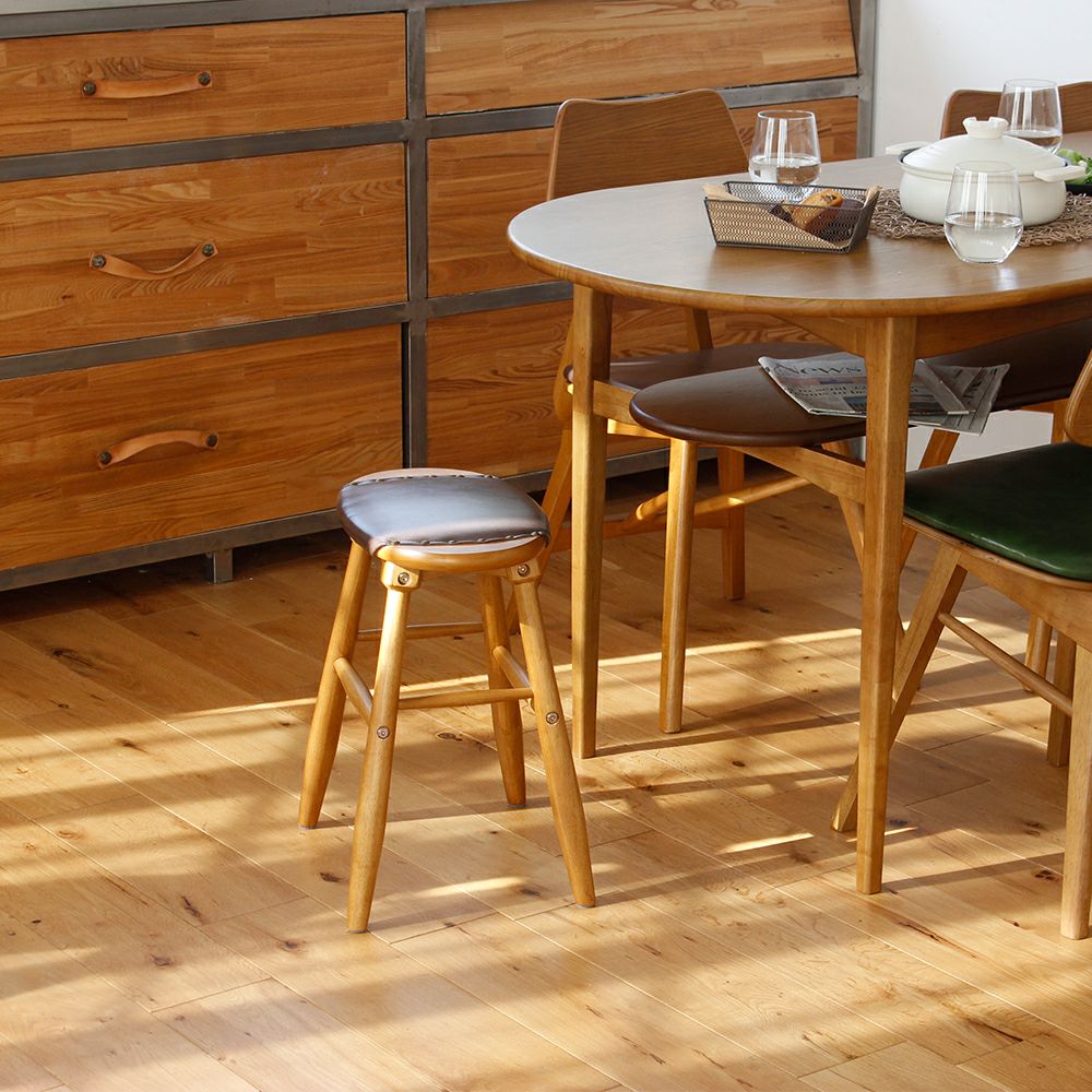 素材の風合いをそのまま楽しめるロースツール