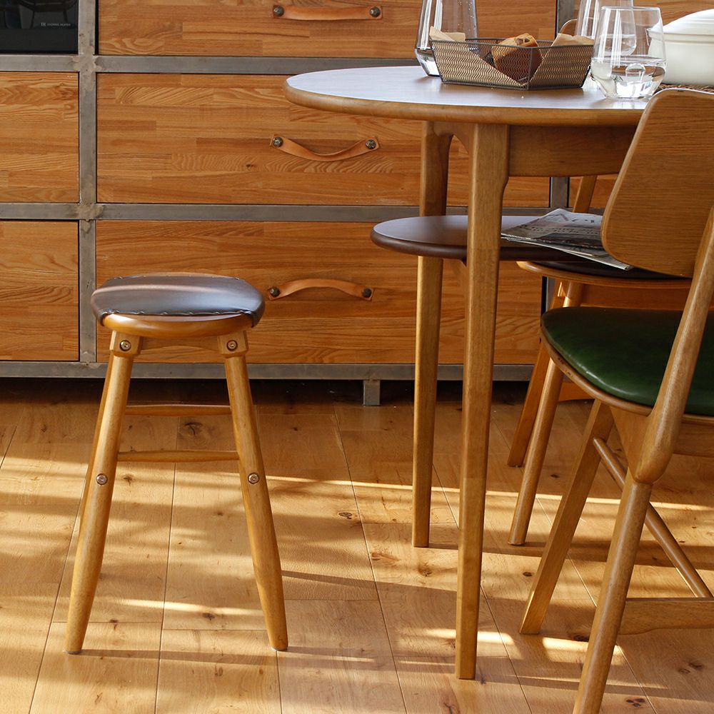 素材の風合いをそのまま楽しめるロースツール