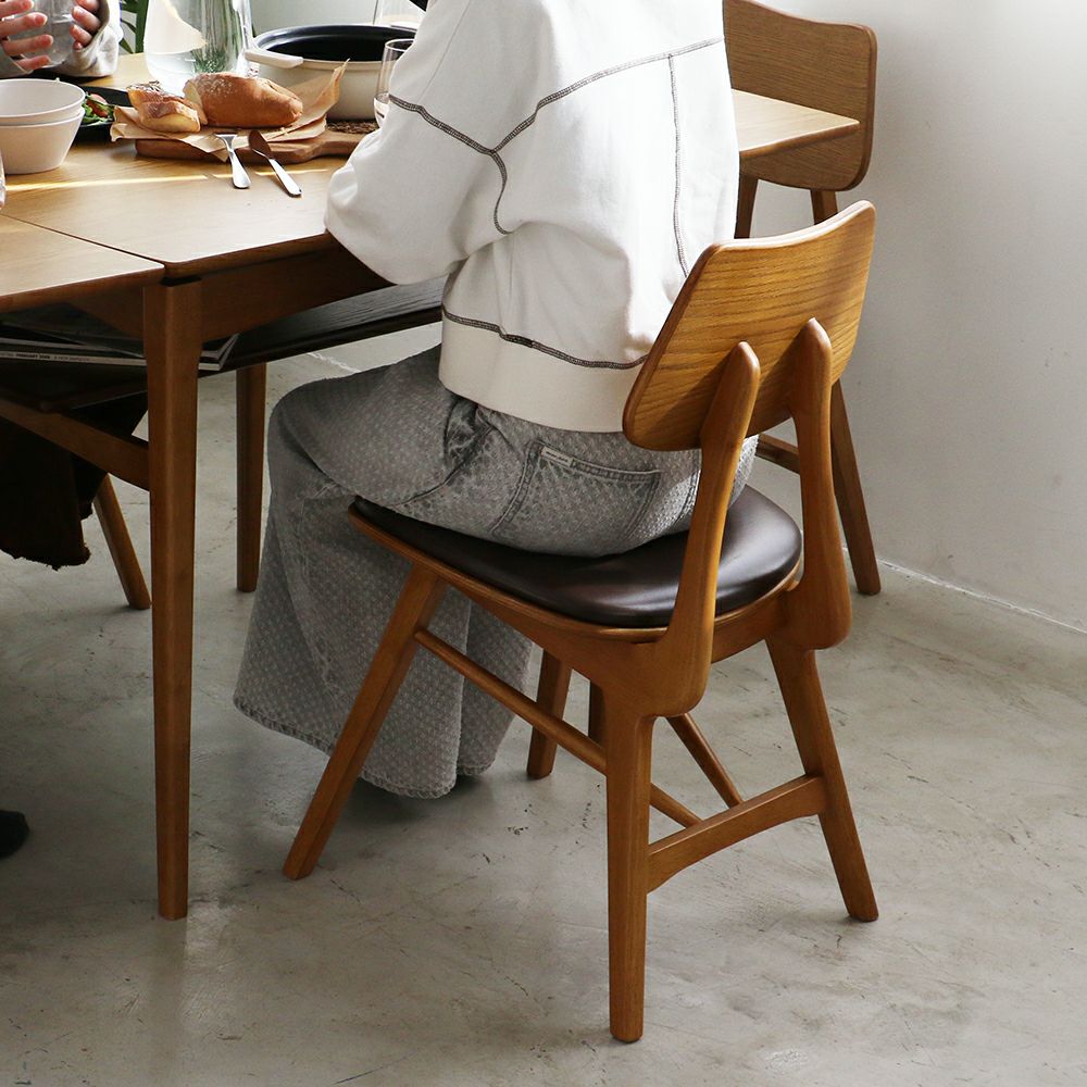 素材の風合いをそのまま楽しめるダイニングチェア