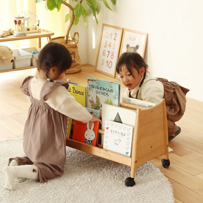 表裏両方に収納できるロータイプの絵本ラック